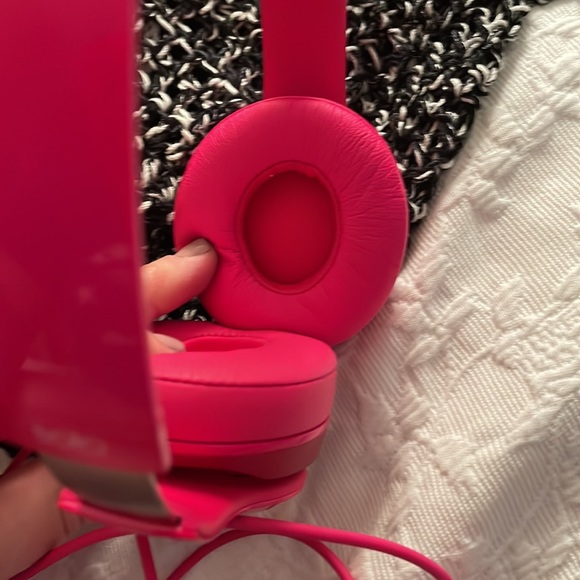 Beats by Dre Solo Over-the-ear Headphones - Picture 5 of 8
